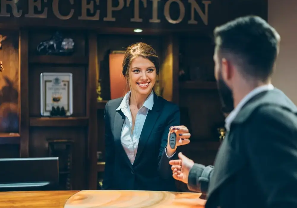 Czy wychodząc z hotelu zostawia się klucz? Sprawdź zasady!