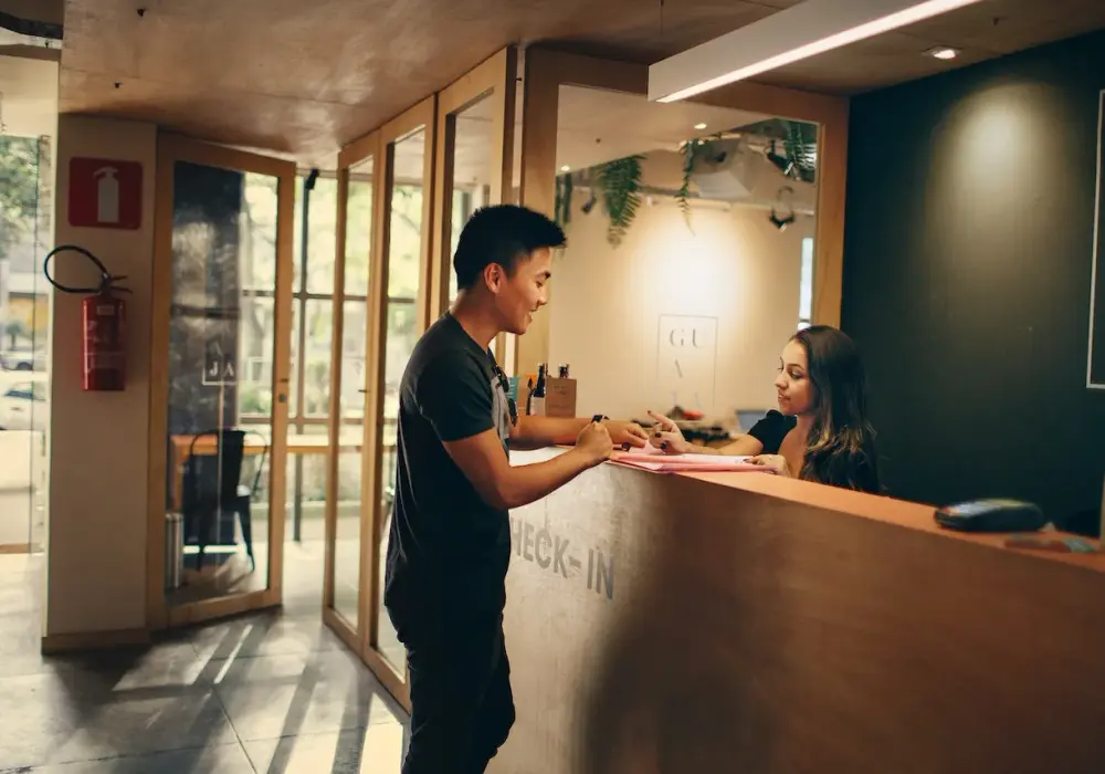 Co to jest overbooking w hotelu i jak unikać problemów?