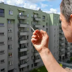 Czy można palić na balkonie w hotelu? Zasady, które musisz znać