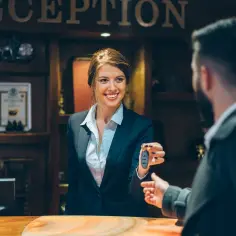Czy wychodząc z hotelu zostawia się klucz? Sprawdź zasady!