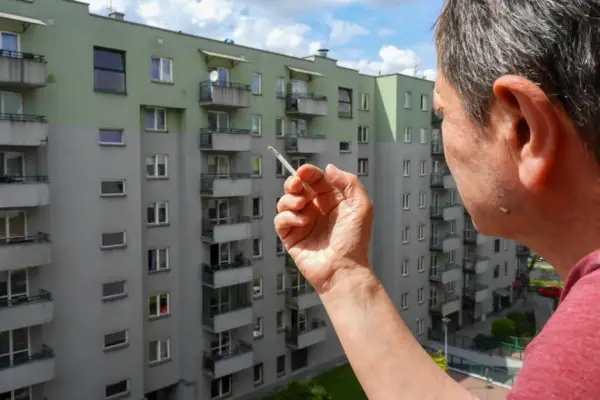 Czy można palić na balkonie w hotelu? Zasady, które musisz znać