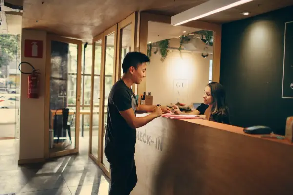 Co to jest overbooking w hotelu i jak unikać problemów?